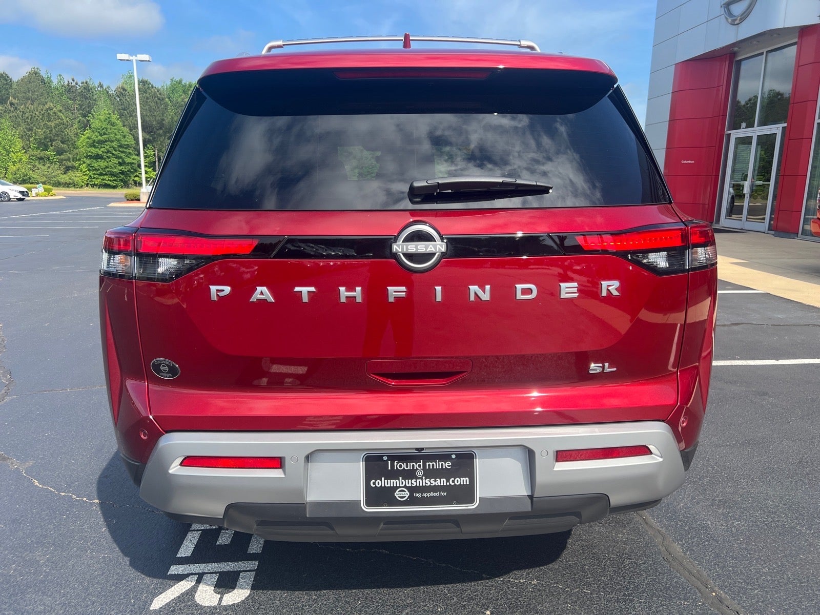 2025 Nissan Pathfinder SL