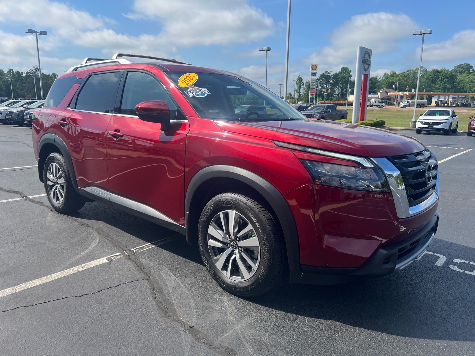 2025 Nissan Pathfinder SL
