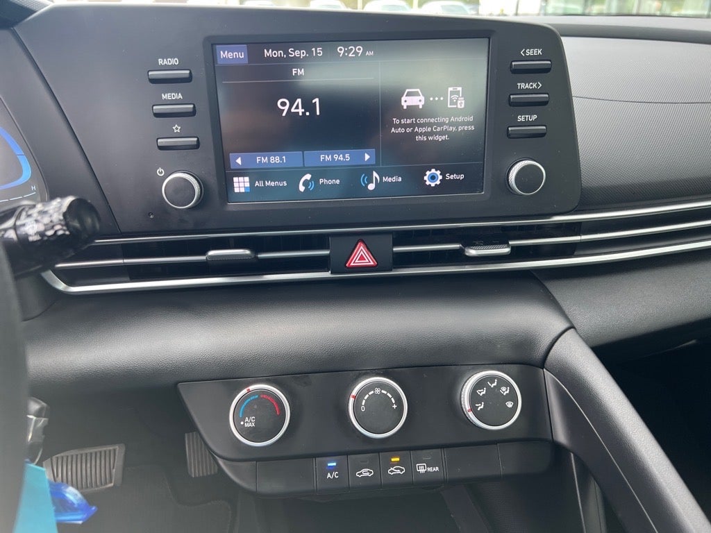 2024 Hyundai ELANTRA SE