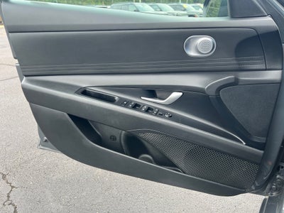 2024 Hyundai ELANTRA SE