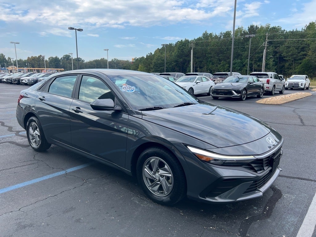 2024 Hyundai ELANTRA SE