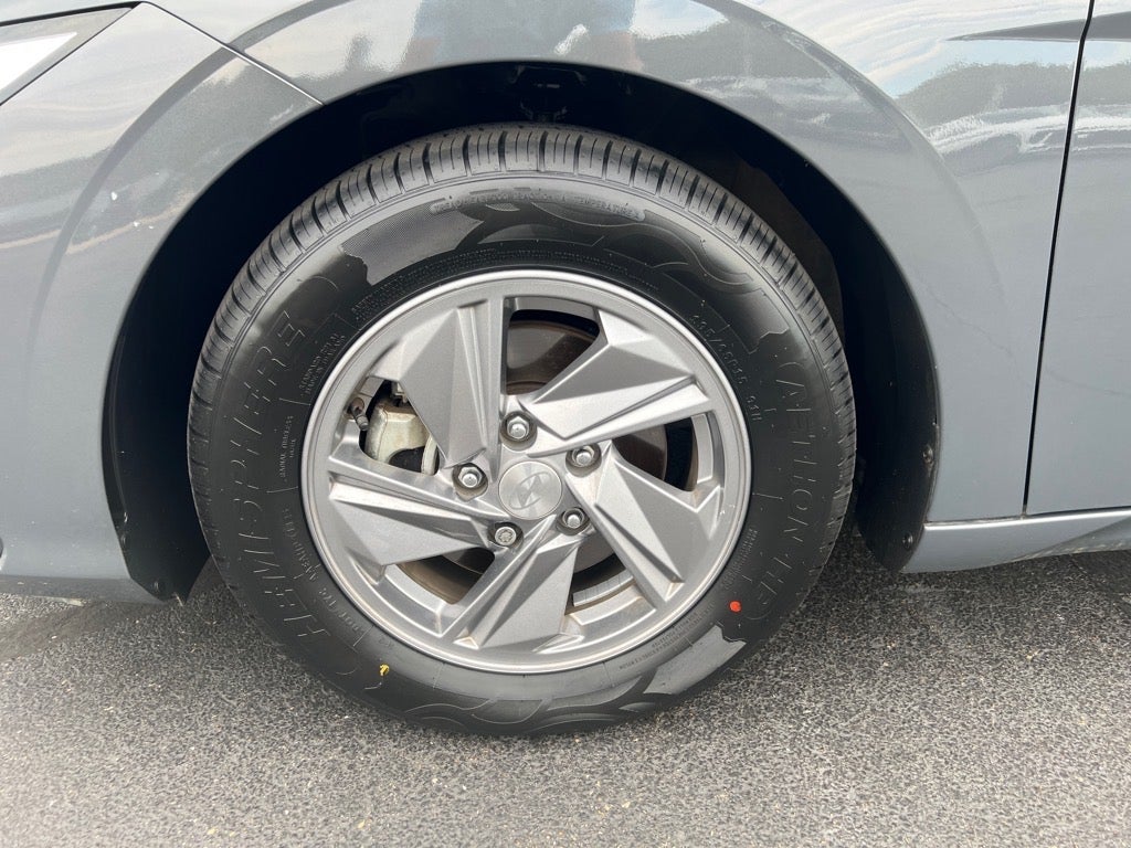 2024 Hyundai ELANTRA SE
